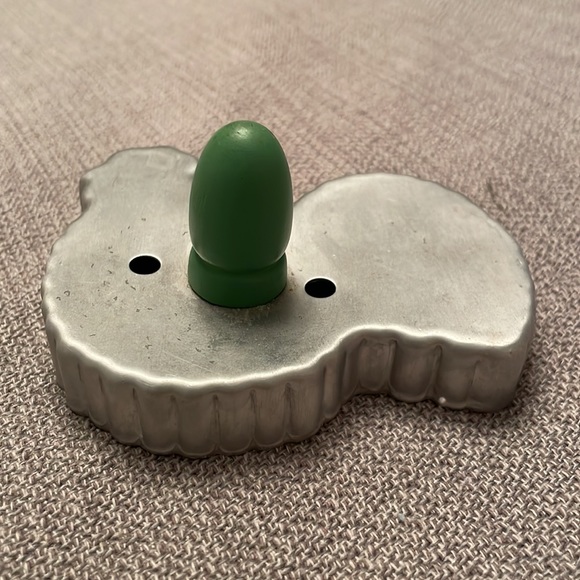 Vintage Aluminum Rooster Farmhouse Cookie Cutter with Green Wood Handle - Picture 9 of 9